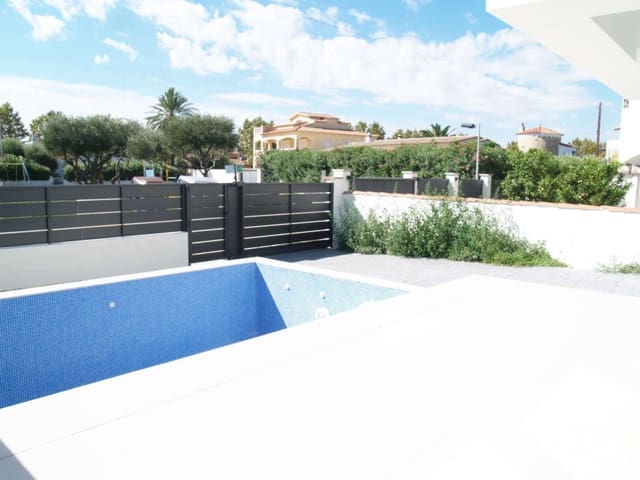 4 soveværelse Villa til salg i Empuriabrava, Castelló d'Empúries med swimmingpool garage - € 689.000 (Ref: 9759219)