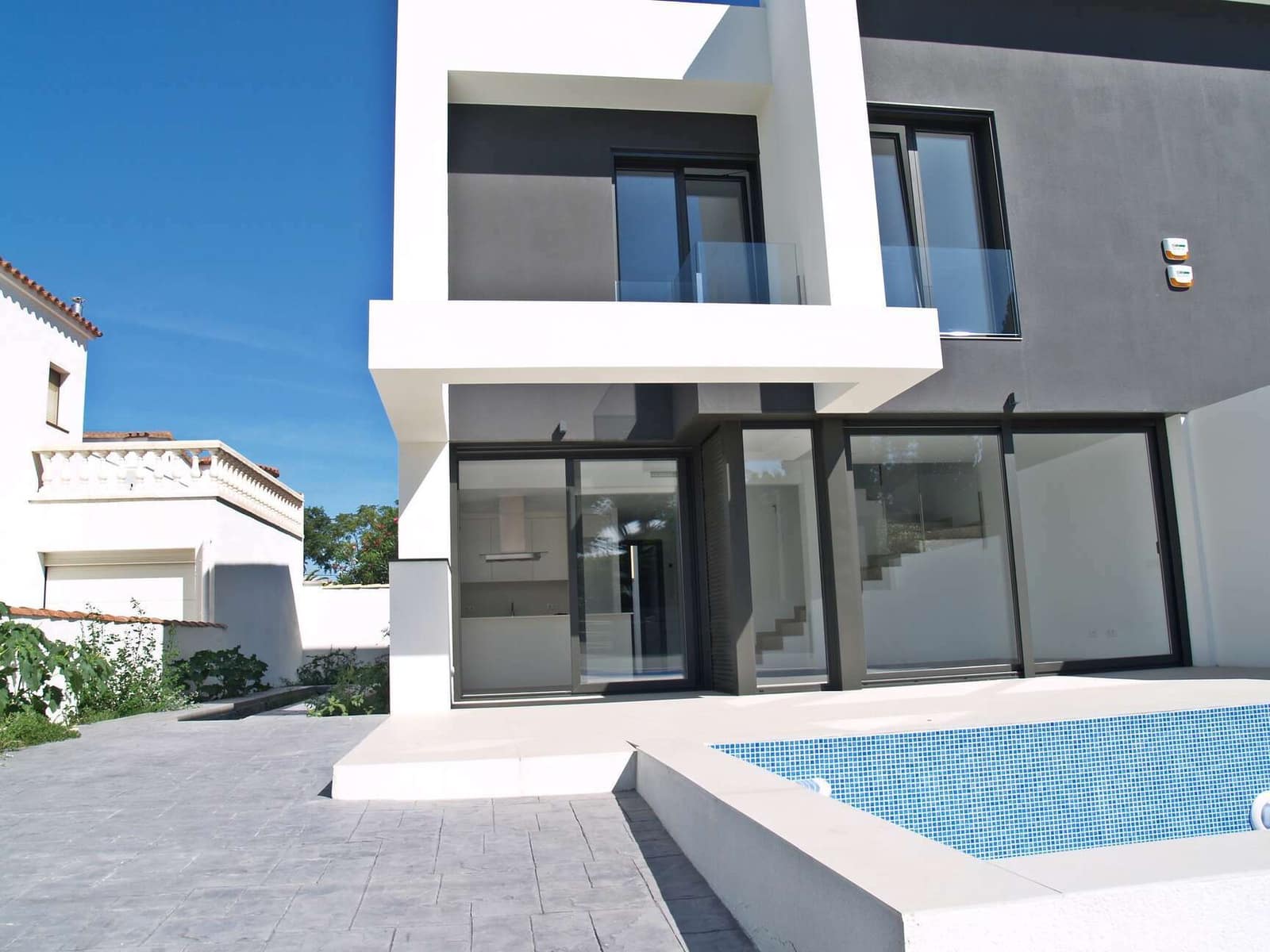 4 slaapkamer Villa te koop in Empuriabrava met zwembad garage - € 689.000 (Ref: 9759219)