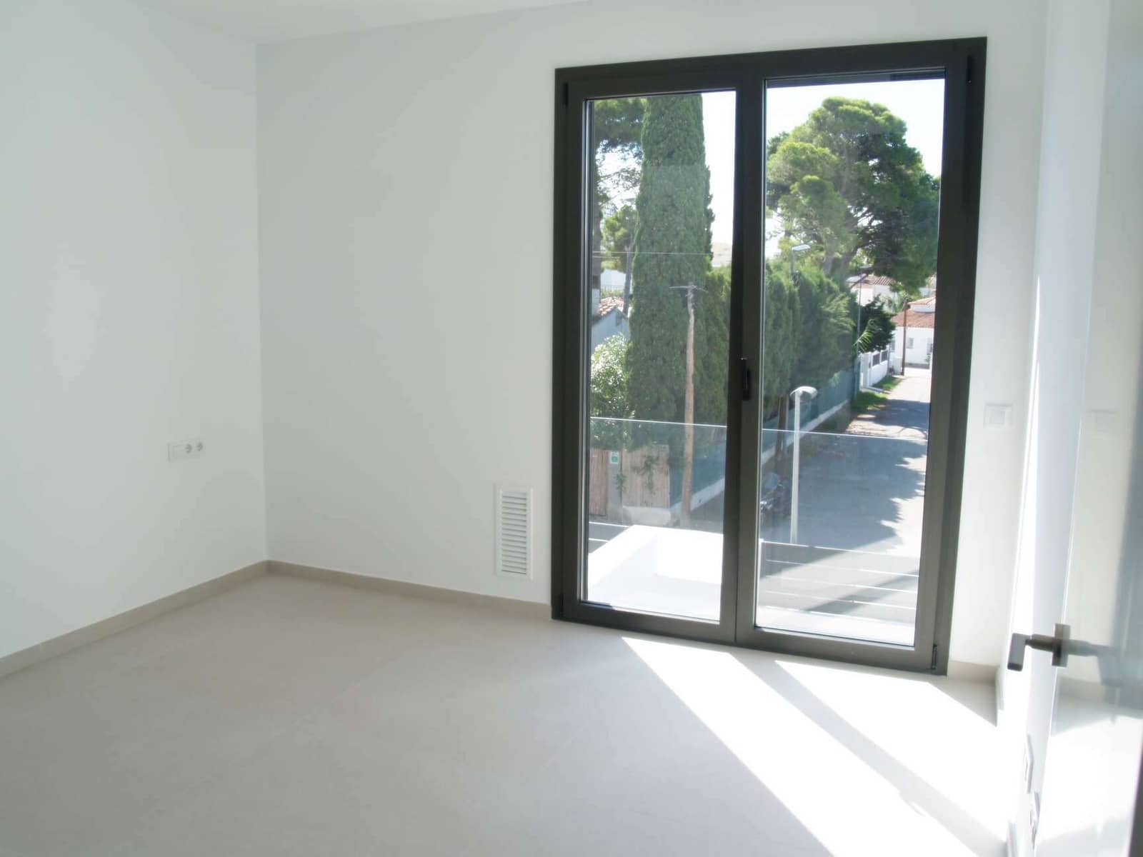 4 slaapkamer Villa te koop in Empuriabrava met zwembad garage - € 689.000 (Ref: 9759219)