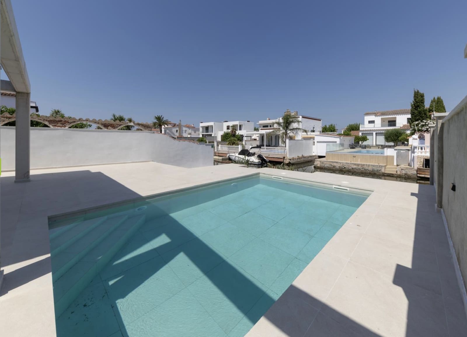 4 soveværelse Villa til salg i Empuriabrava med swimmingpool garage - € 1.290.000 (Ref: 9759220)
