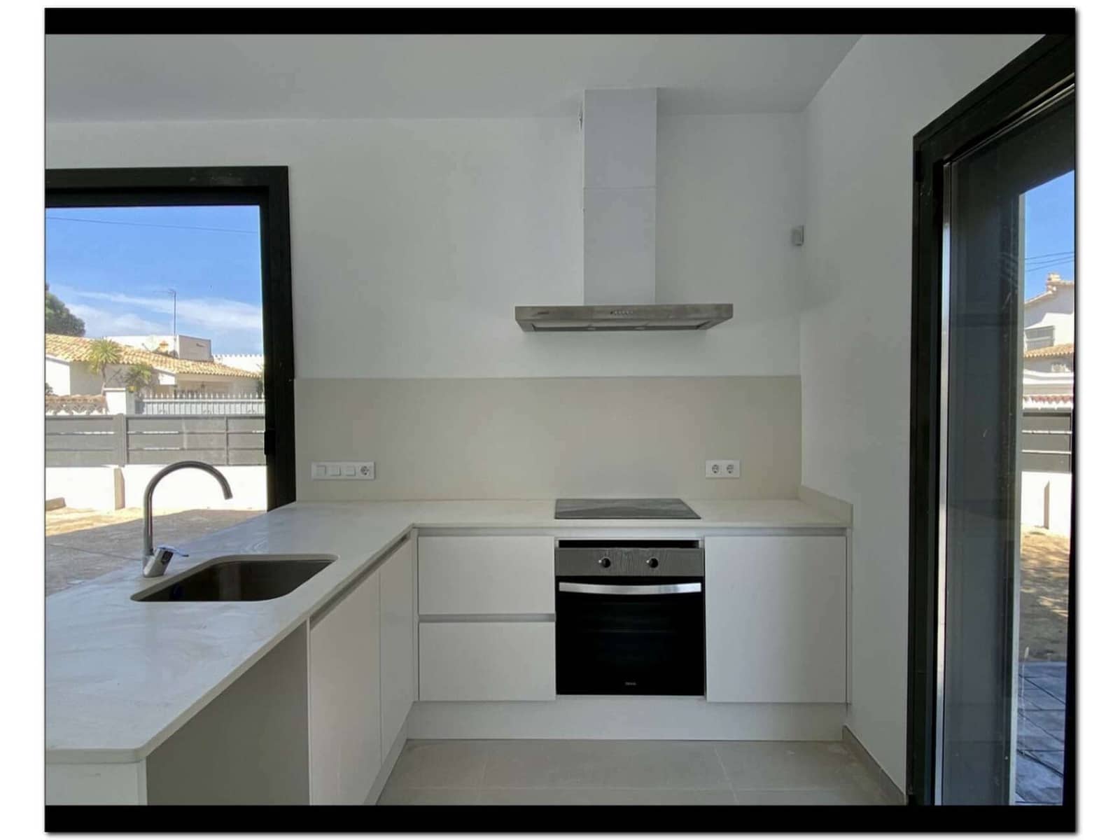 4 sypialnia Dom blizniak na sprzedaż w Empuriabrava z basenem garażem - 789 000 € (Ref: 9759221)