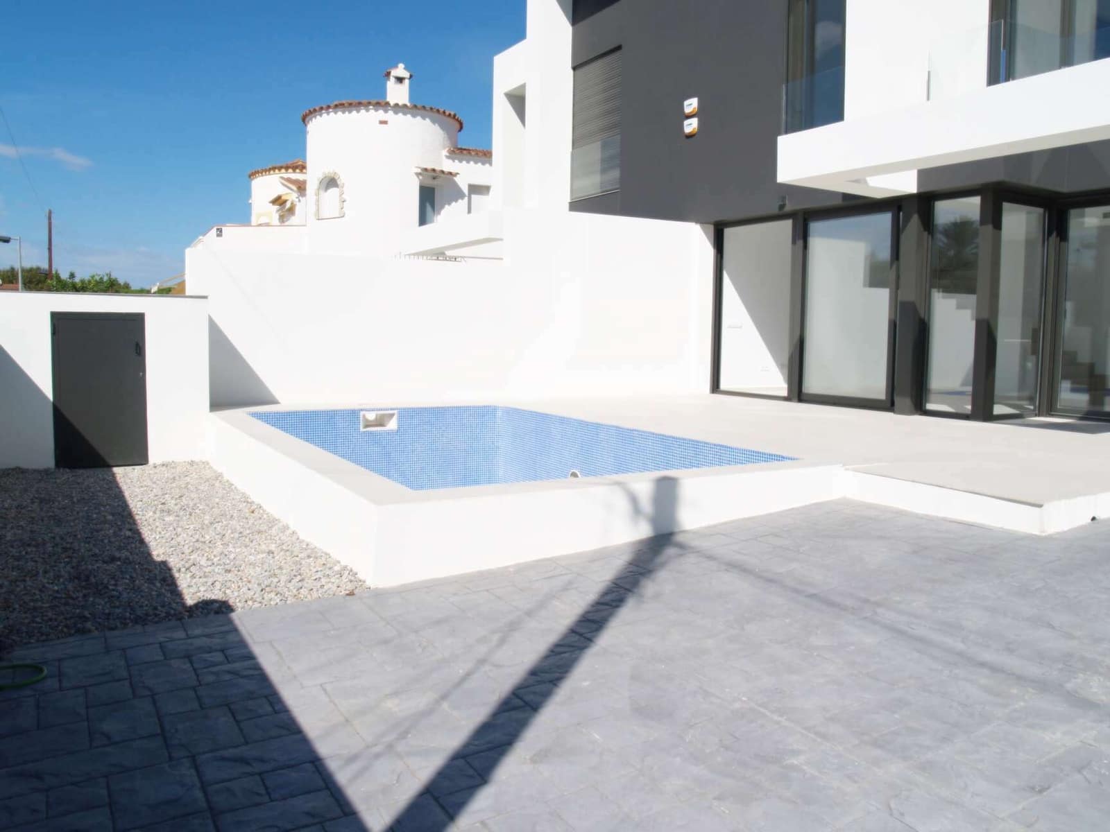 4 soverom Villa til salgs i Empuriabrava med svømmebasseng garasje - € 689 000 (Ref: 9759222)