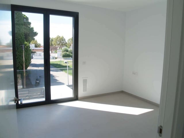 4 soverom Villa til salgs i Empuriabrava, Castelló d'Empúries med svømmebasseng garasje - € 689 000 (Ref: 9759222)