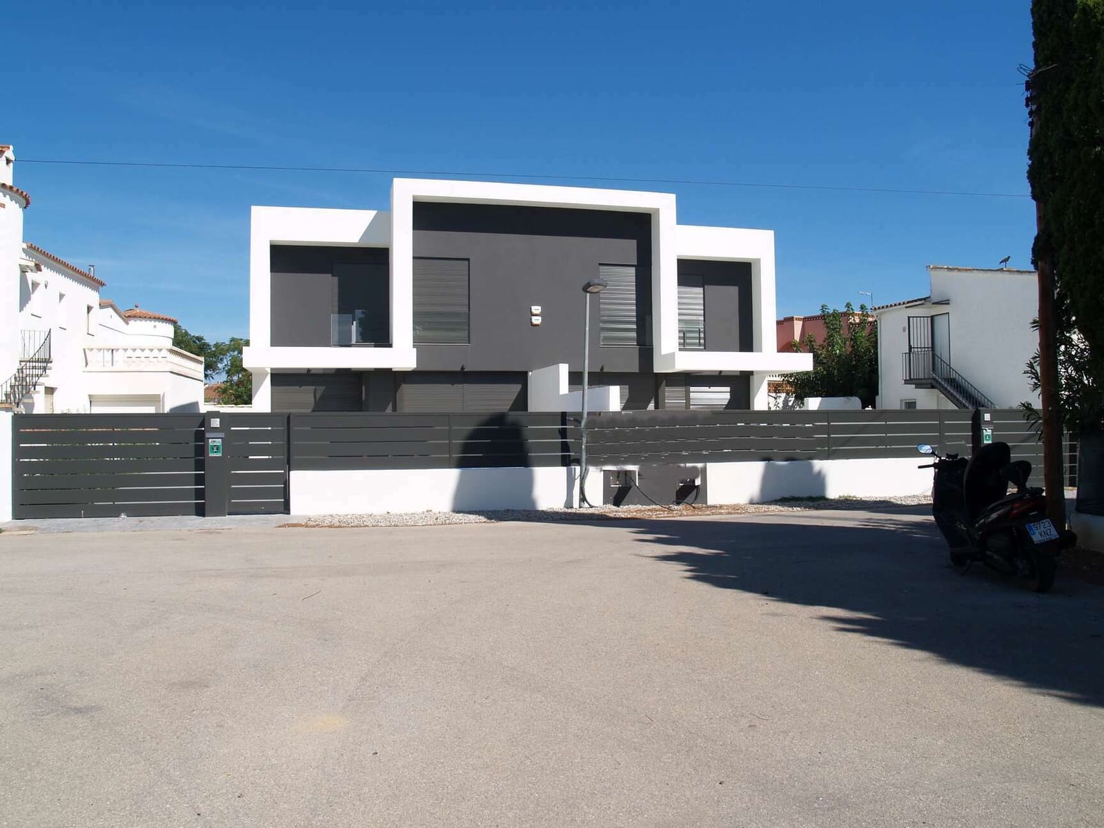 4 soverom Villa til salgs i Empuriabrava med svømmebasseng garasje - € 689 000 (Ref: 9759222)