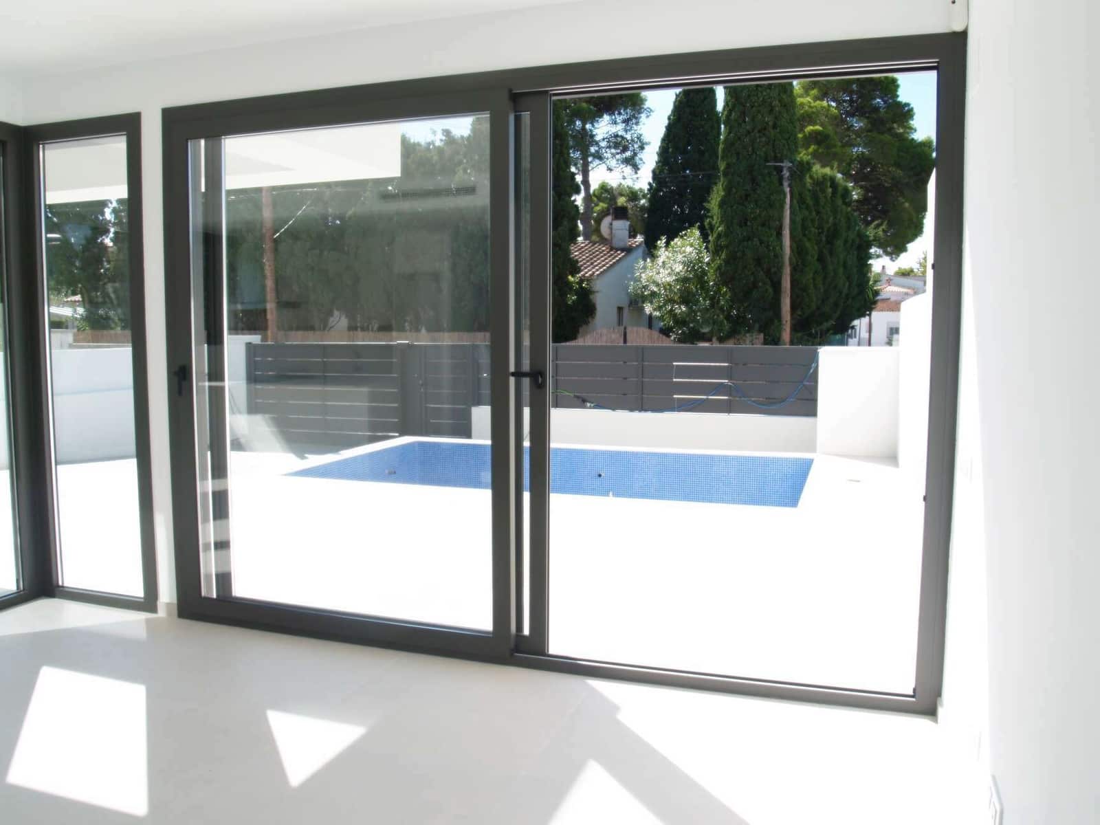 4 soverom Villa til salgs i Empuriabrava med svømmebasseng garasje - € 689 000 (Ref: 9759222)