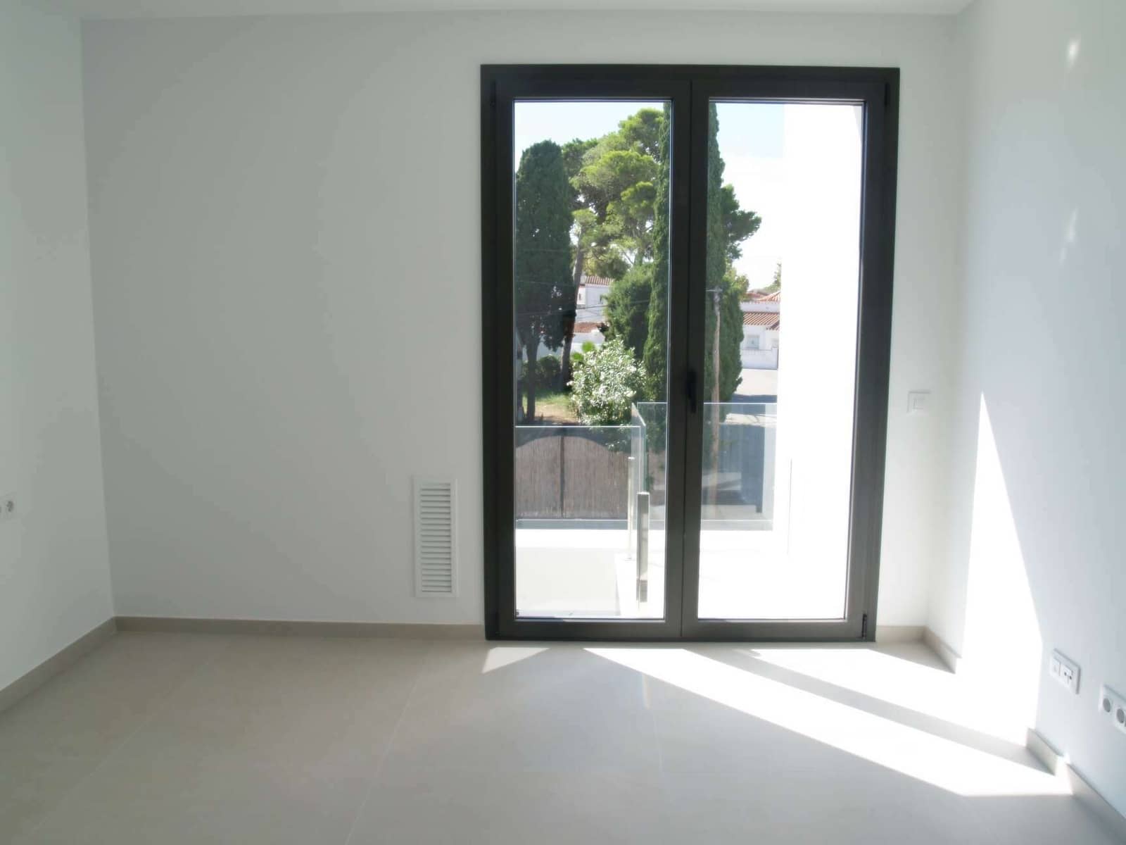 4 soverom Villa til salgs i Empuriabrava med svømmebasseng garasje - € 689 000 (Ref: 9759222)