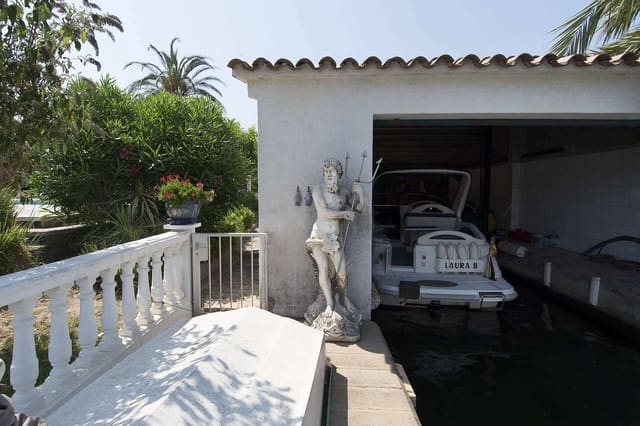 5 soverom Villa til salgs i Empuriabrava, Castelló d'Empúries med svømmebasseng garasje - € 2 495 000 (Ref: 9759225)