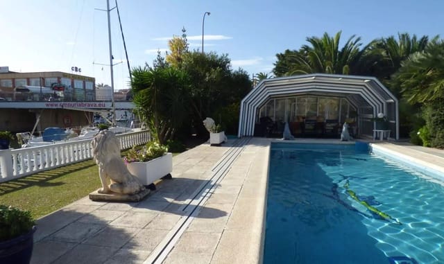 5 soveværelse Villa til salg i Empuriabrava, Castelló d'Empúries med swimmingpool garage - € 2.495.000 (Ref: 9759225)