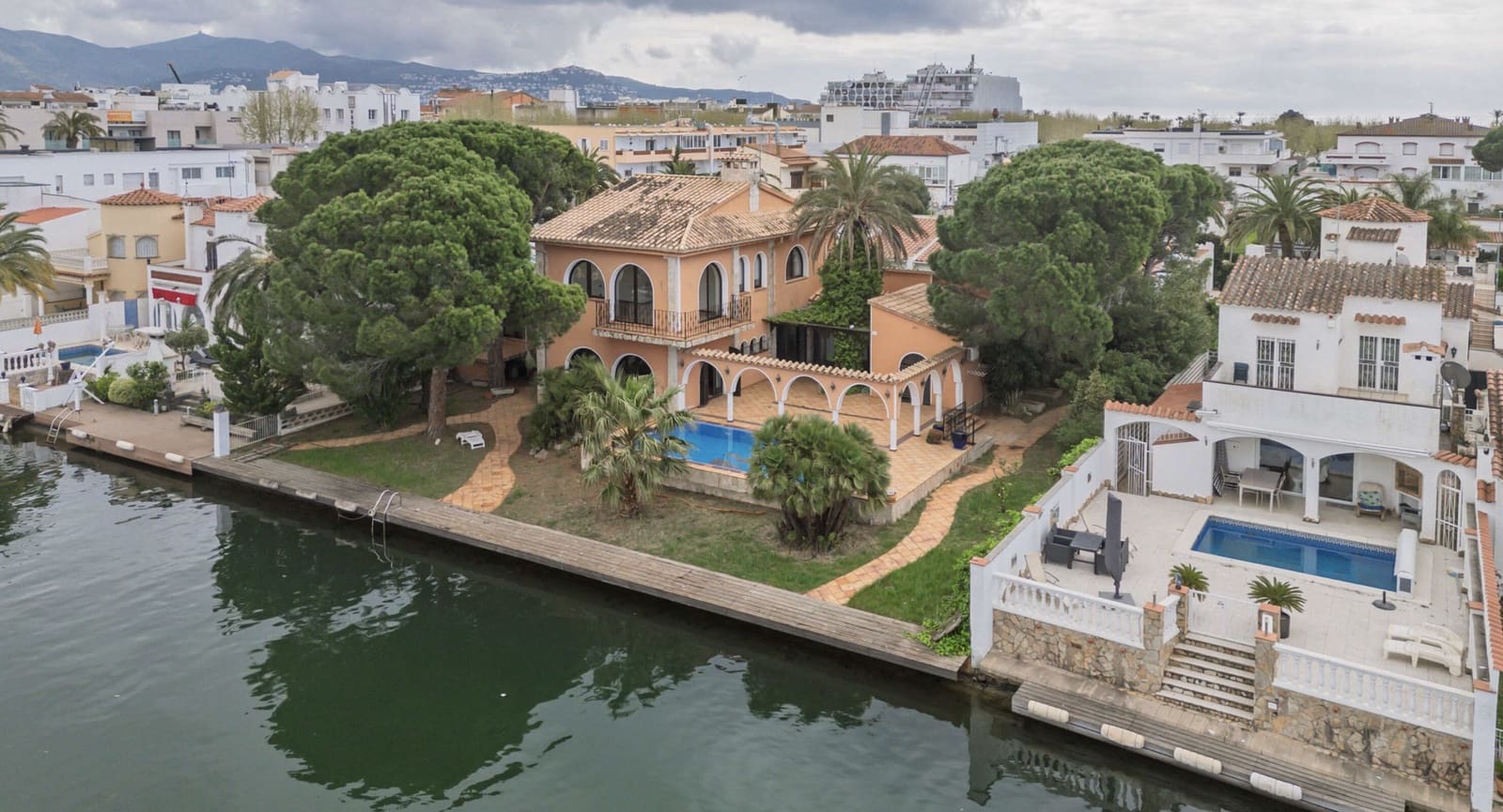 5 soveværelse Villa til salg i Empuriabrava med swimmingpool garage - € 1.590.000 (Ref: 9811431)