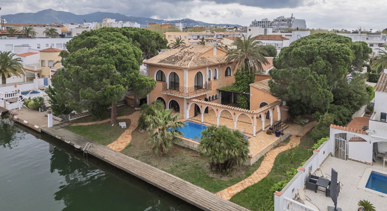 5 soveværelse Villa til salg i Empuriabrava med swimmingpool garage - € 1.590.000 (Ref: 9811431)