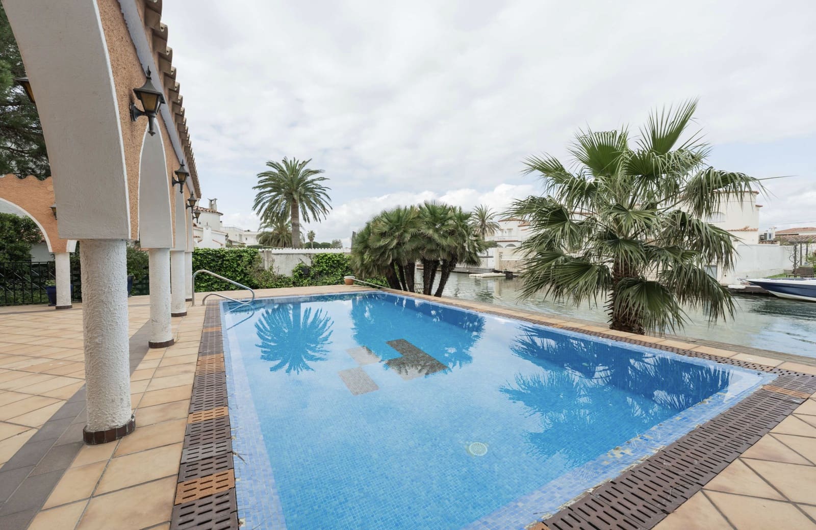 5 soveværelse Villa til salg i Empuriabrava med swimmingpool garage - € 1.590.000 (Ref: 9811431)