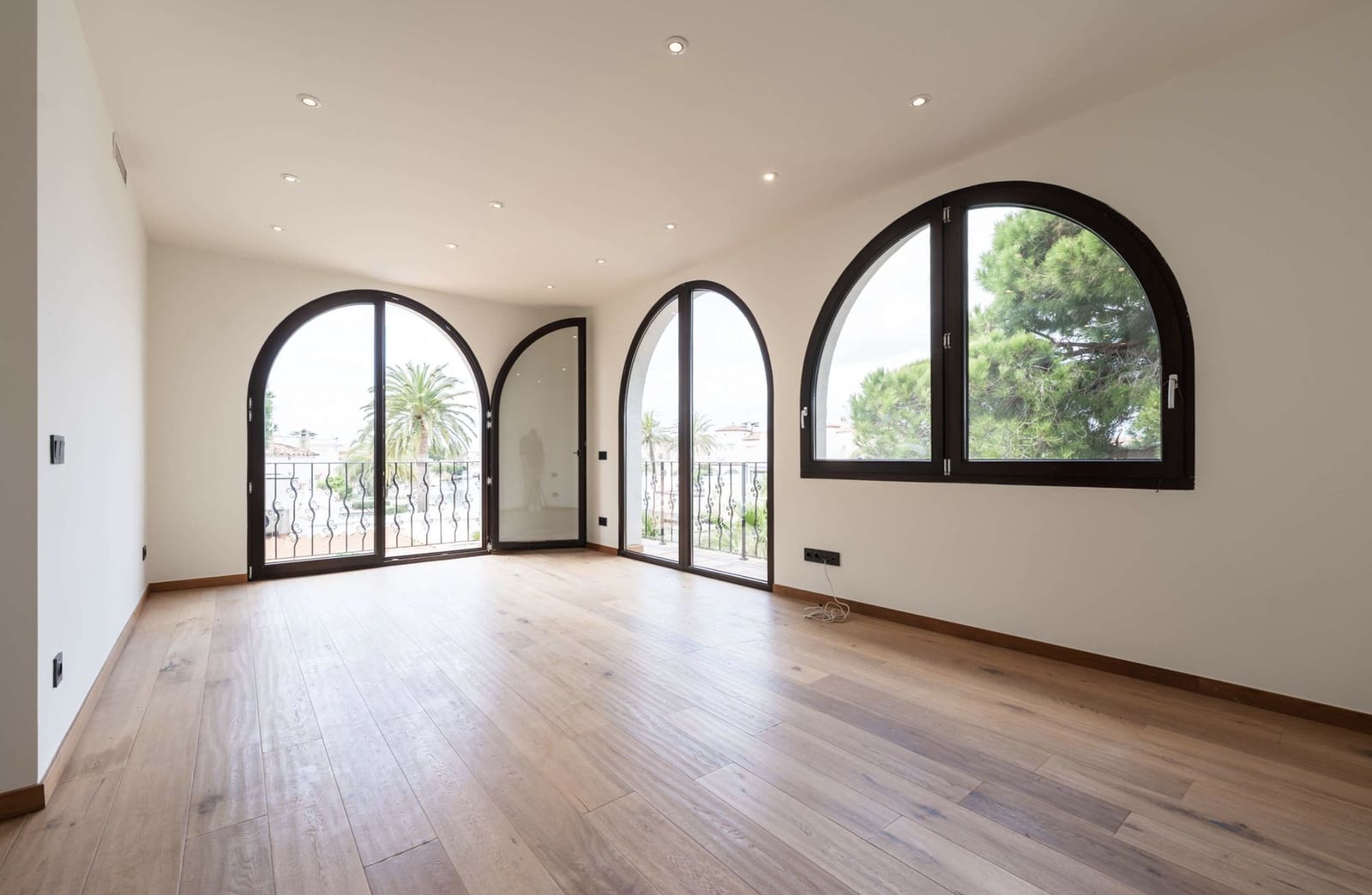 5 soveværelse Villa til salg i Empuriabrava med swimmingpool garage - € 1.590.000 (Ref: 9811431)