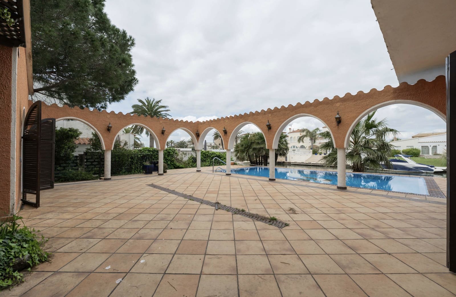 5 soveværelse Villa til salg i Empuriabrava med swimmingpool garage - € 1.590.000 (Ref: 9811431)