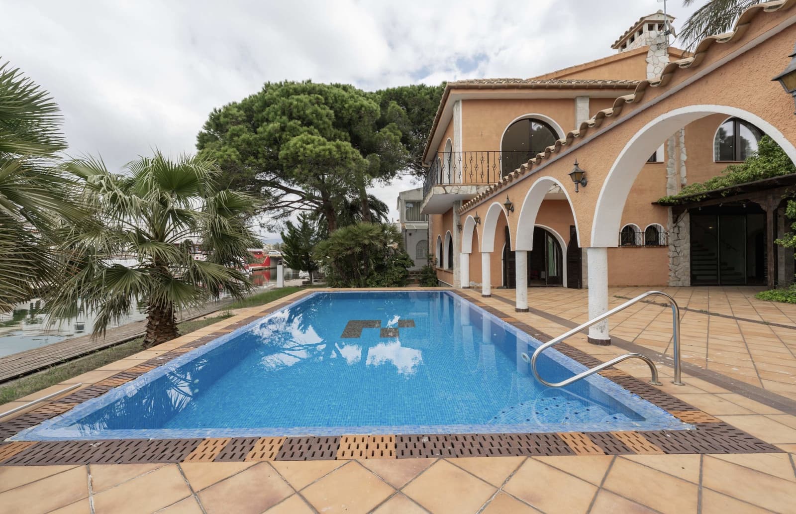 5 soveværelse Villa til salg i Empuriabrava med swimmingpool garage - € 1.590.000 (Ref: 9811431)