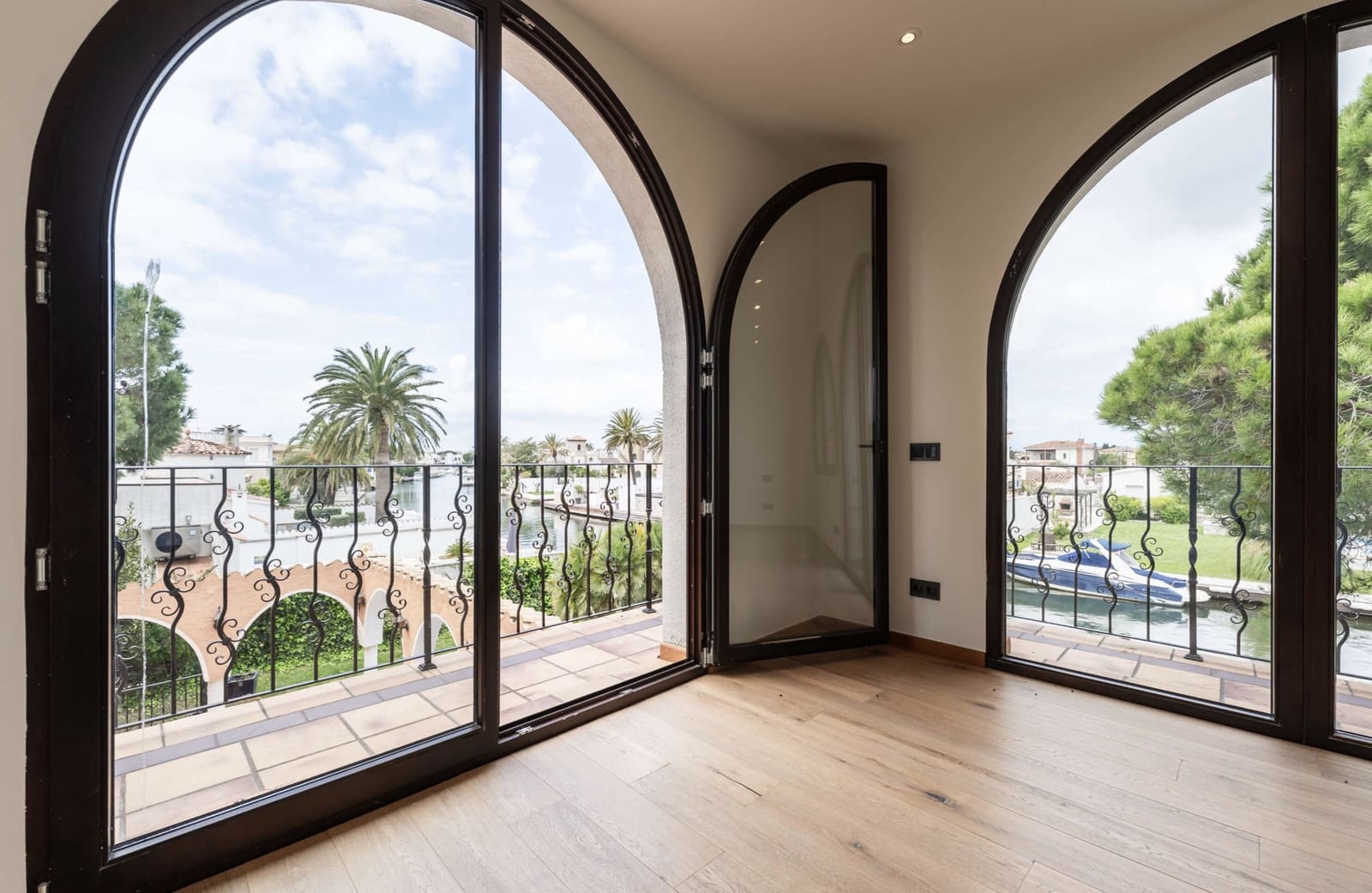 5 soveværelse Villa til salg i Empuriabrava med swimmingpool garage - € 1.590.000 (Ref: 9811431)
