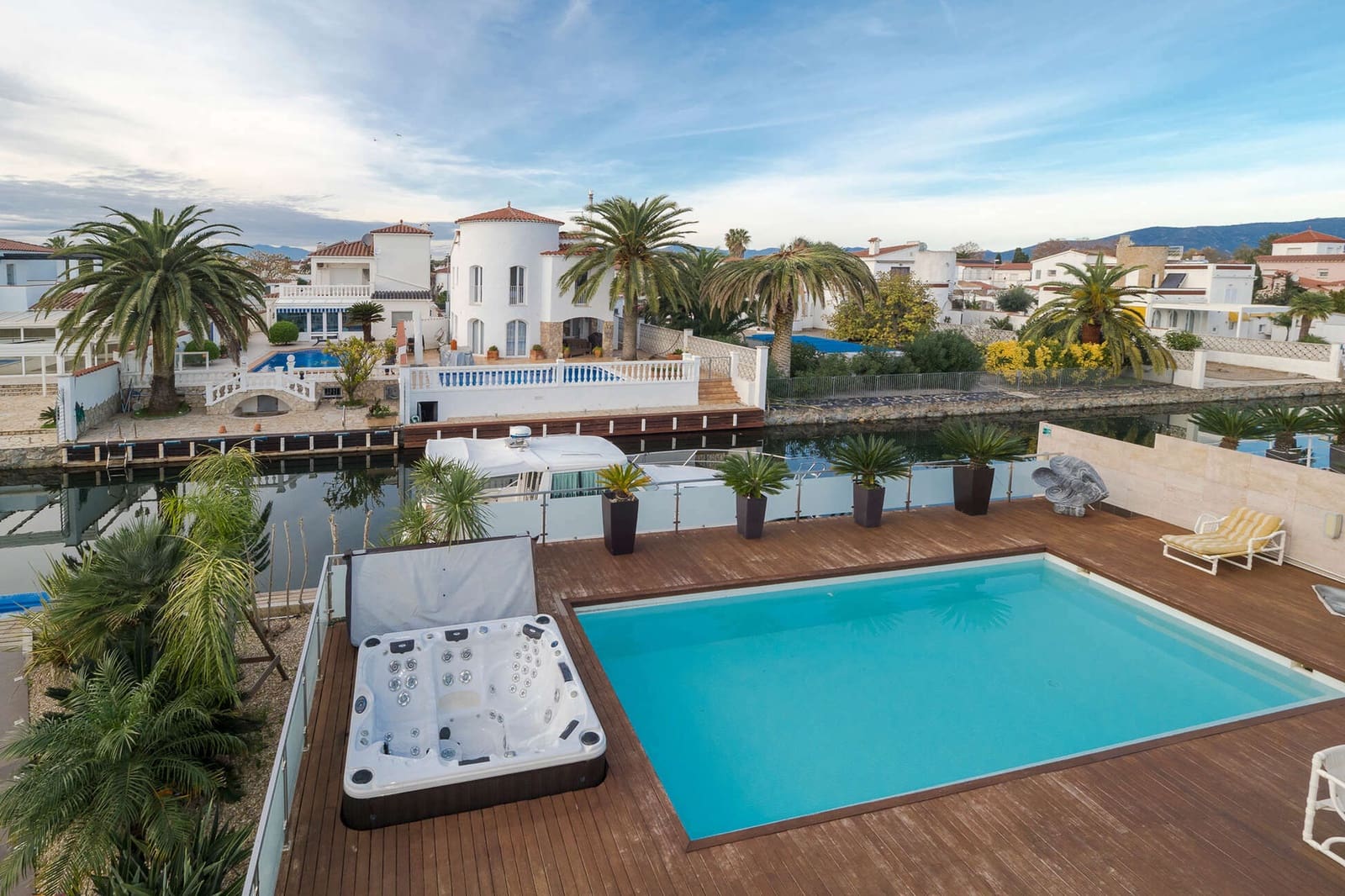 5 quarto Moradia para venda em Empuriabrava com piscina garagem - 1 380 000 € (Ref: 9815752)