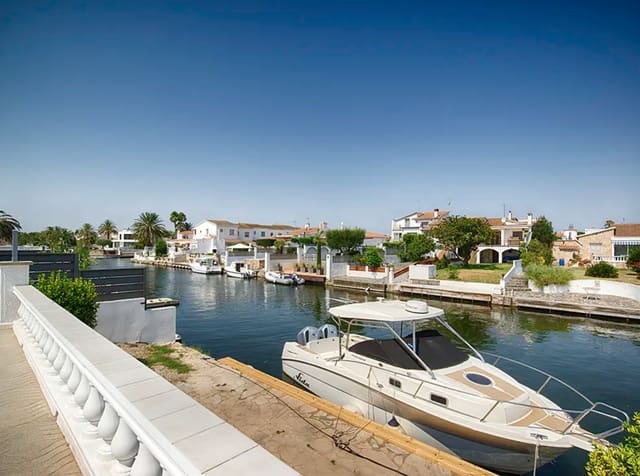 3 sovrum Villa till salu i Empuriabrava, Castelló d'Empúries med pool garage - 995 000 € (Ref: 9815753)