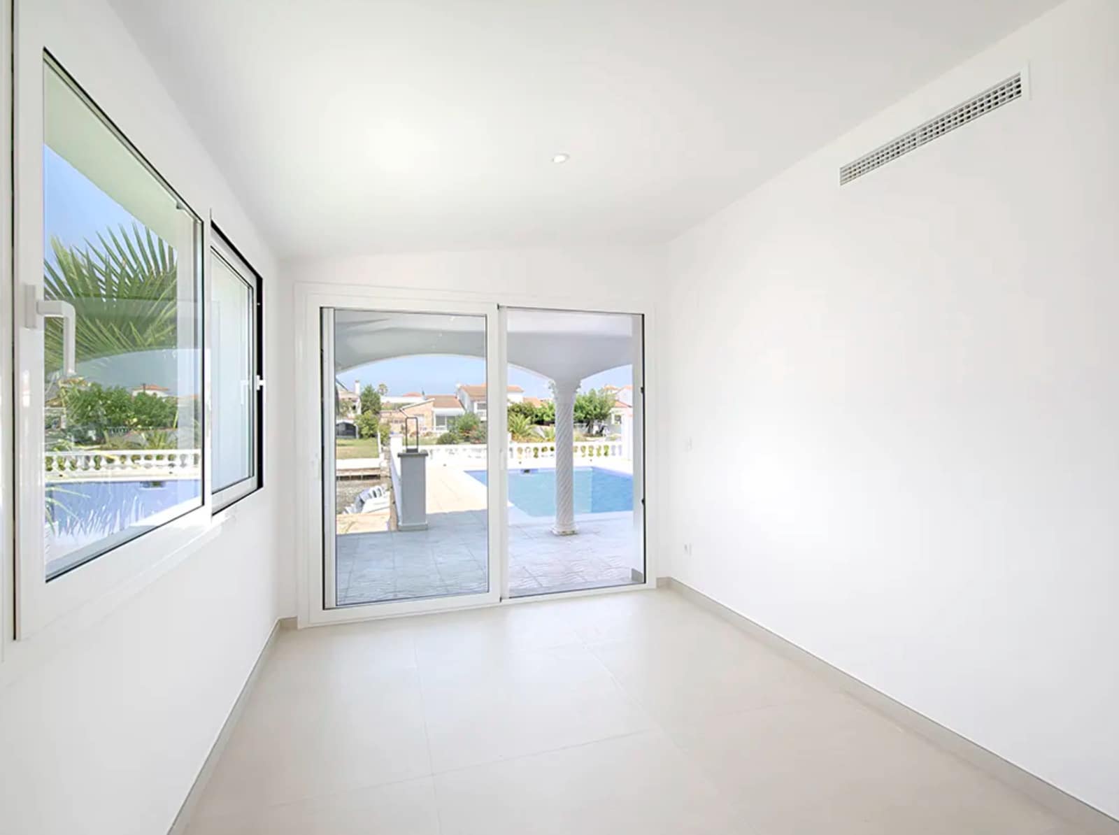 3 sovrum Villa till salu i Empuriabrava med pool garage - 995 000 € (Ref: 9815753)