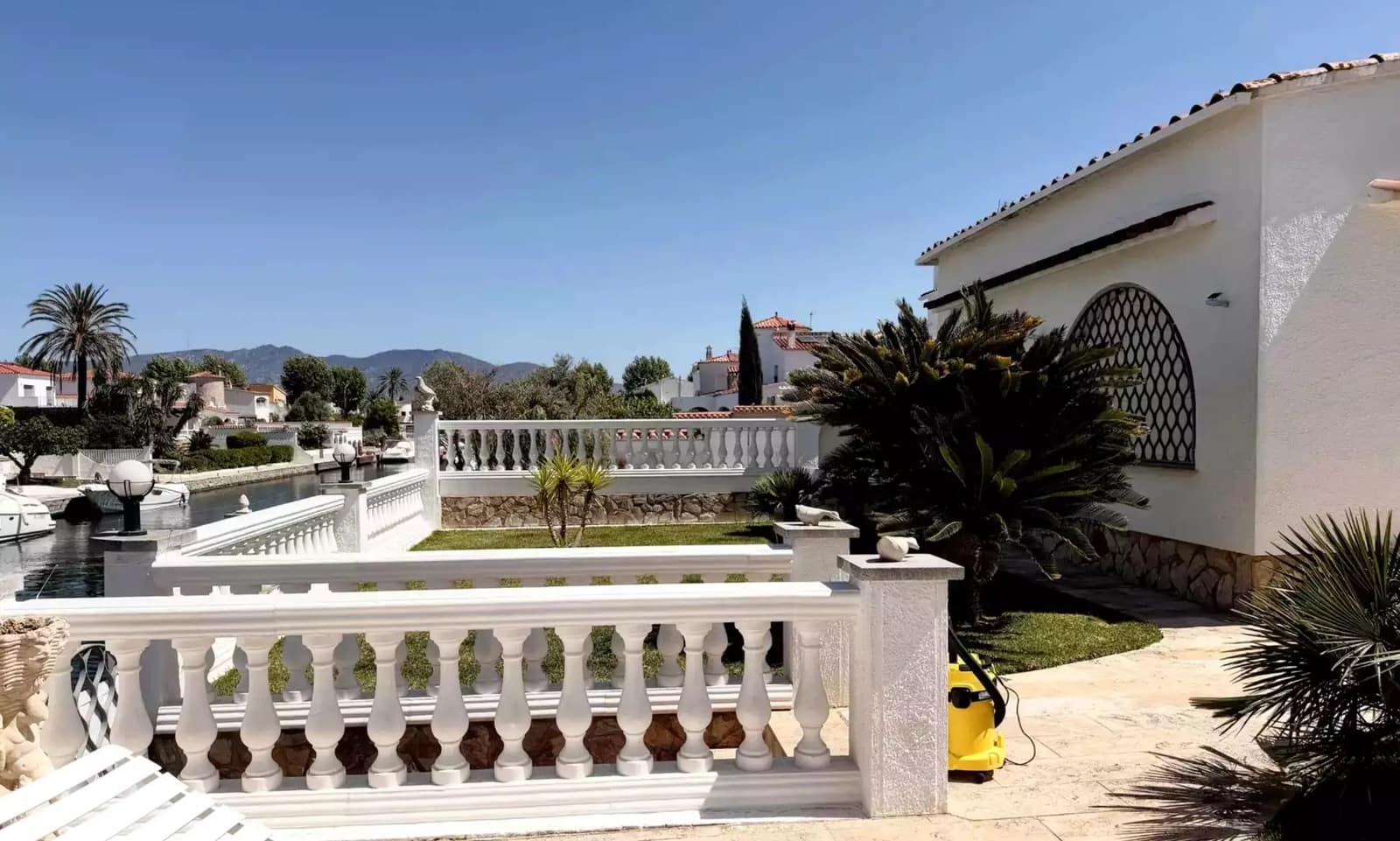 4 soverom Villa til salgs i Empuriabrava med svømmebasseng garasje - € 1 280 000 (Ref: 9859728)