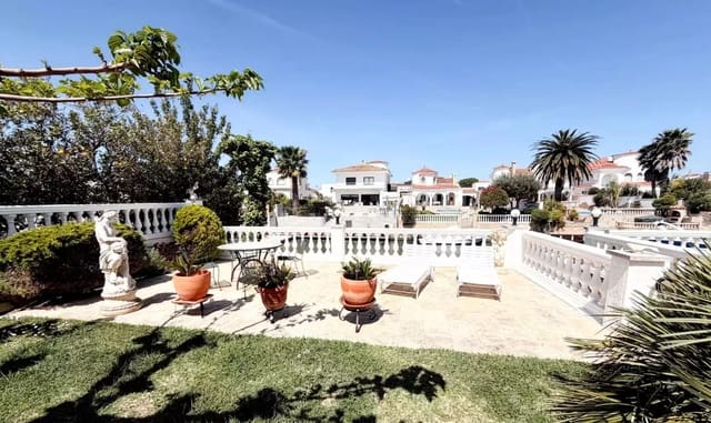 4 soverom Villa til salgs i Empuriabrava, Castelló d'Empúries med svømmebasseng garasje - € 1 280 000 (Ref: 9859728)