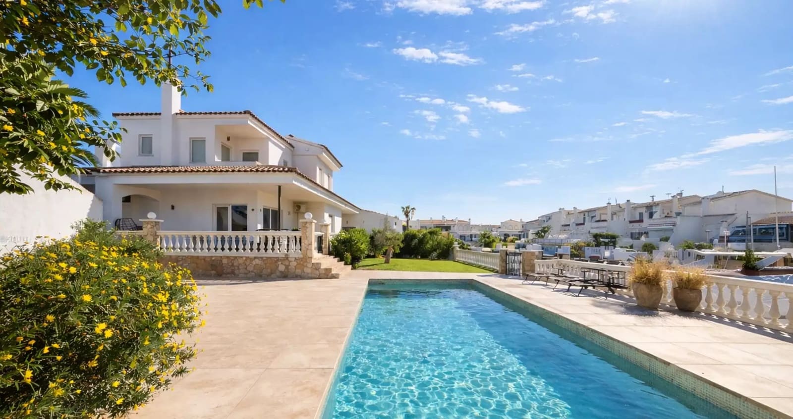 4 sypialnia Willa na sprzedaż w Empuriabrava z basenem garażem - 1 490 000 € (Ref: 9859732)