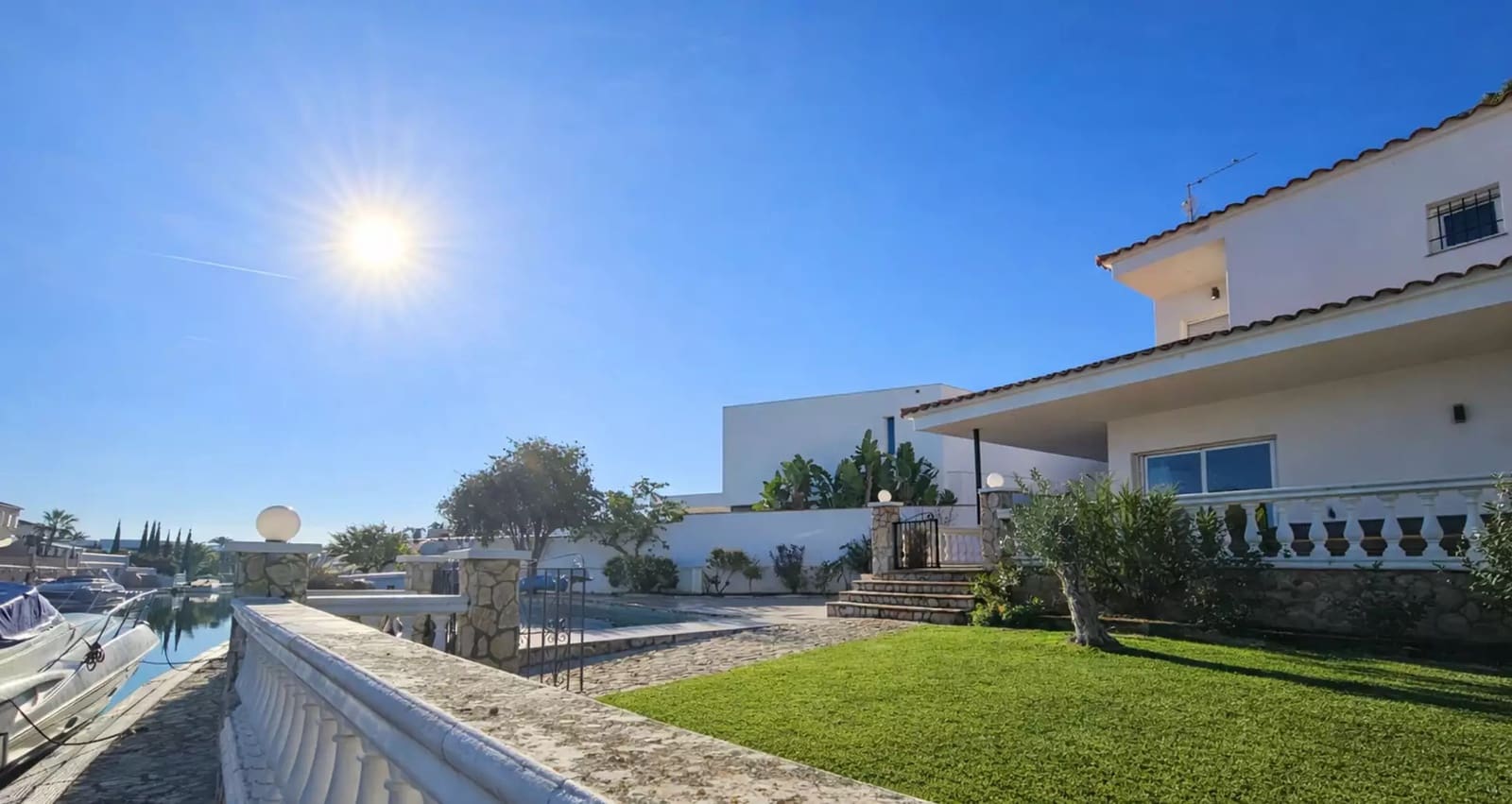 4 sypialnia Willa na sprzedaż w Empuriabrava z basenem garażem - 1 490 000 € (Ref: 9859732)