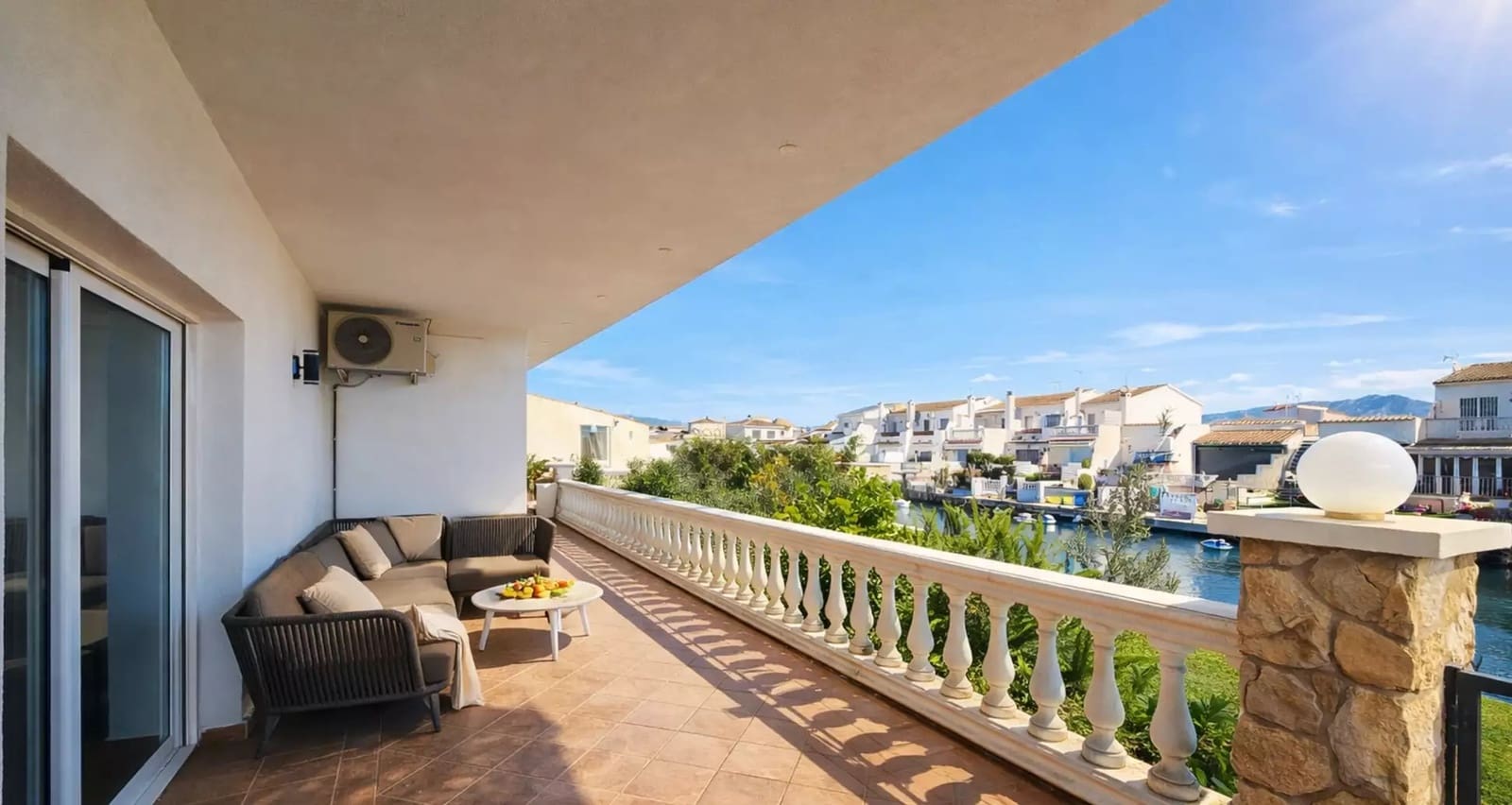 4 sypialnia Willa na sprzedaż w Empuriabrava z basenem garażem - 1 490 000 € (Ref: 9859732)