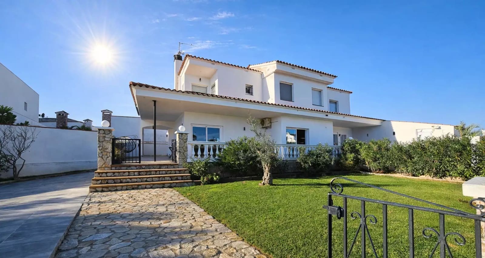 4 sypialnia Willa na sprzedaż w Empuriabrava z basenem garażem - 1 490 000 € (Ref: 9859732)