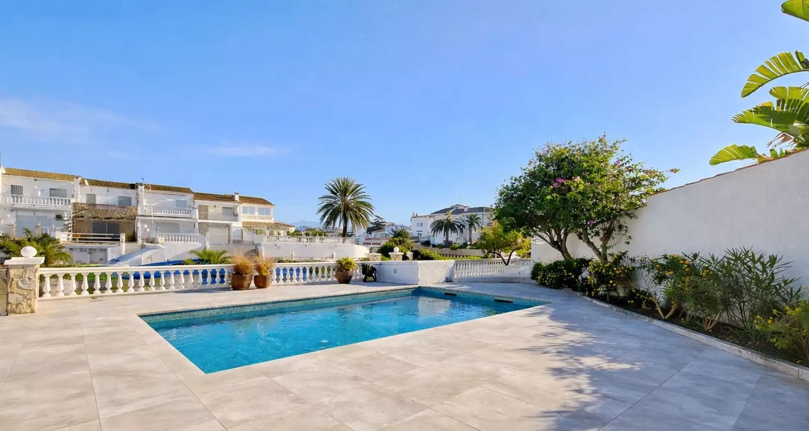 4 sypialnia Willa na sprzedaż w Empuriabrava z basenem garażem - 1 490 000 € (Ref: 9859732)