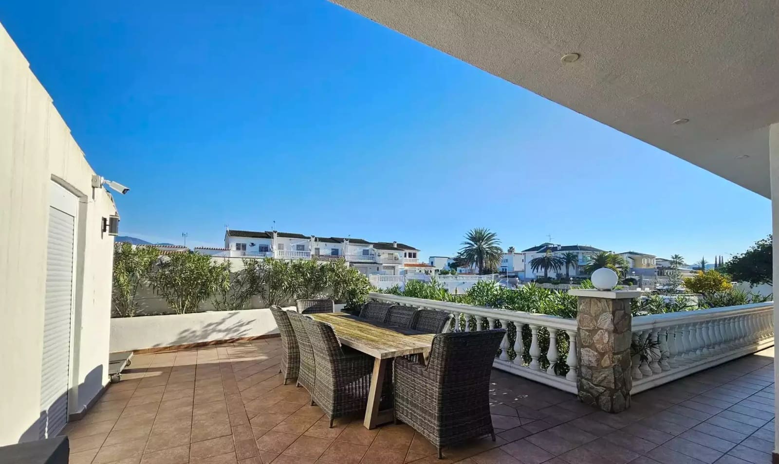 4 sypialnia Willa na sprzedaż w Empuriabrava z basenem garażem - 1 490 000 € (Ref: 9859732)