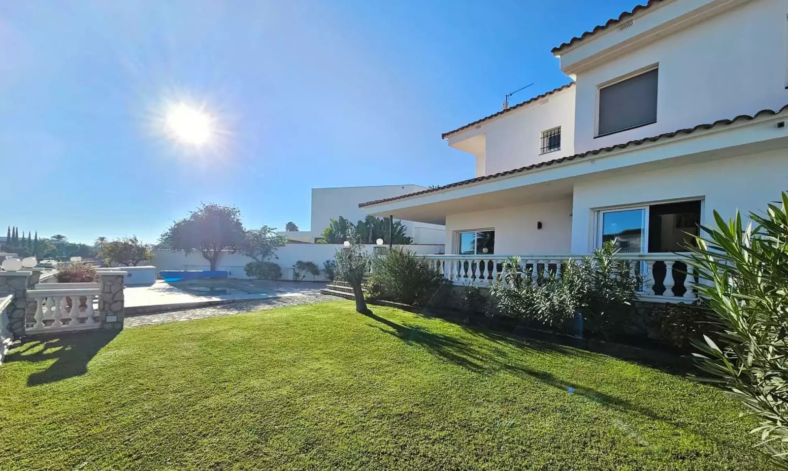 4 sypialnia Willa na sprzedaż w Empuriabrava z basenem garażem - 1 490 000 € (Ref: 9859732)