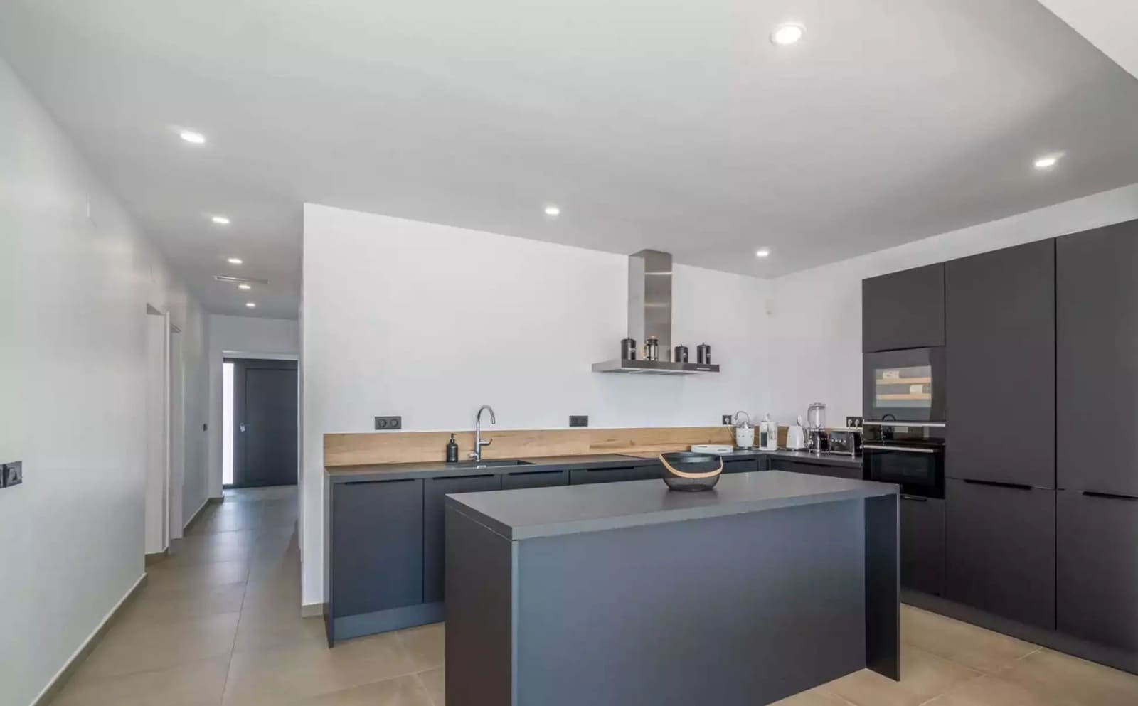 4 sypialnia Willa na sprzedaż w Empuriabrava z basenem garażem - 1 185 000 € (Ref: 9861721)
