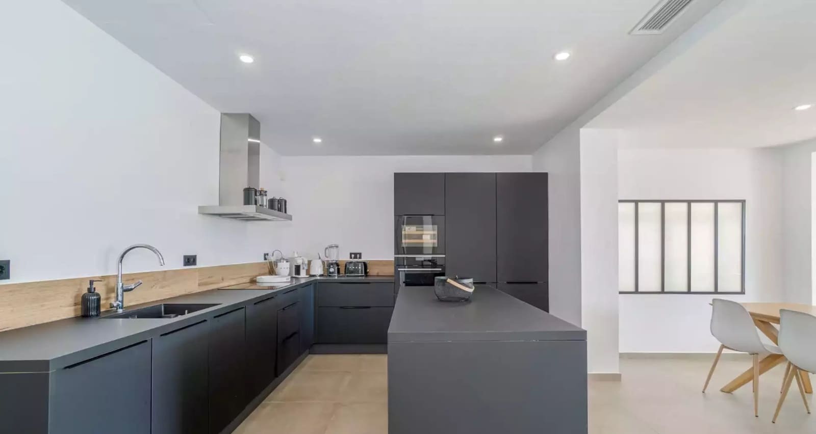 4 sypialnia Willa na sprzedaż w Empuriabrava z basenem garażem - 1 185 000 € (Ref: 9861721)