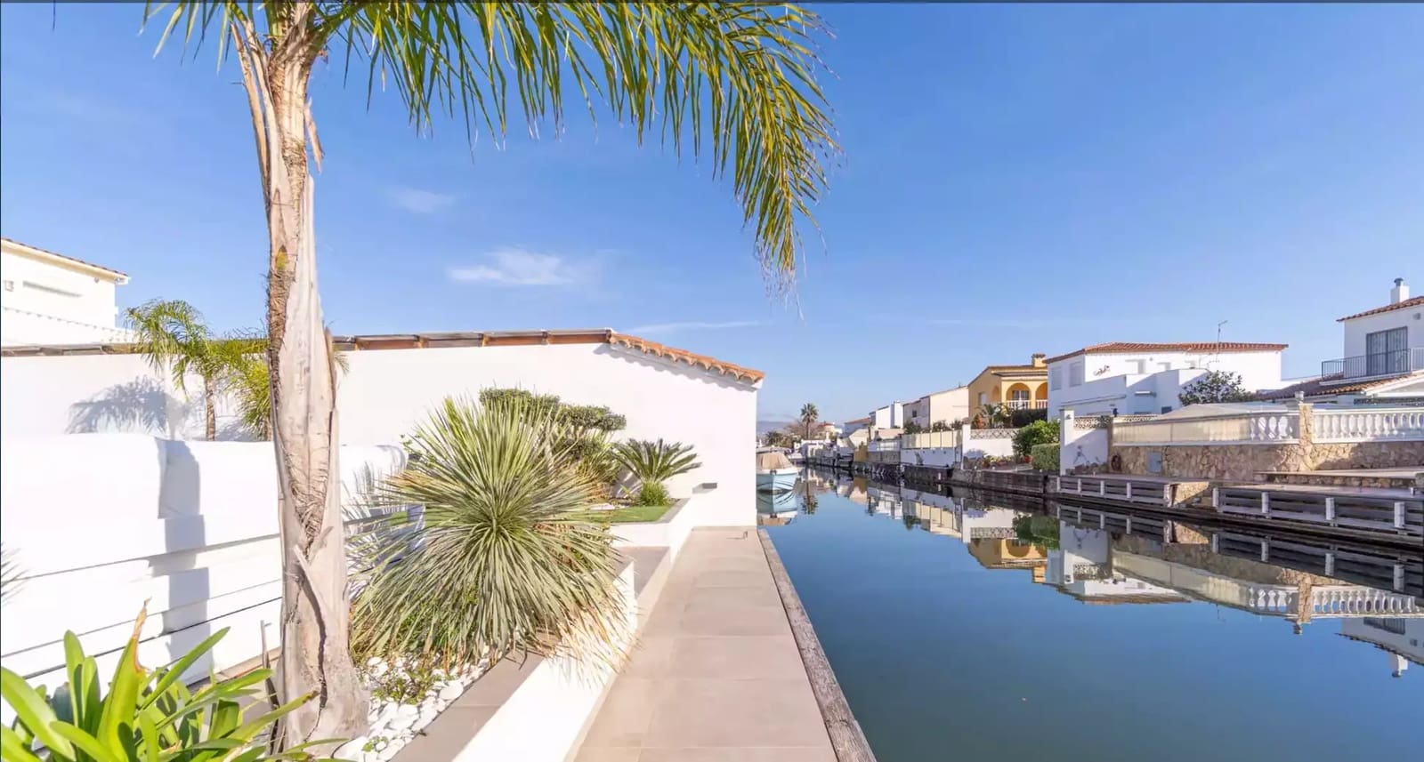 4 sypialnia Willa na sprzedaż w Empuriabrava z basenem garażem - 1 185 000 € (Ref: 9861721)
