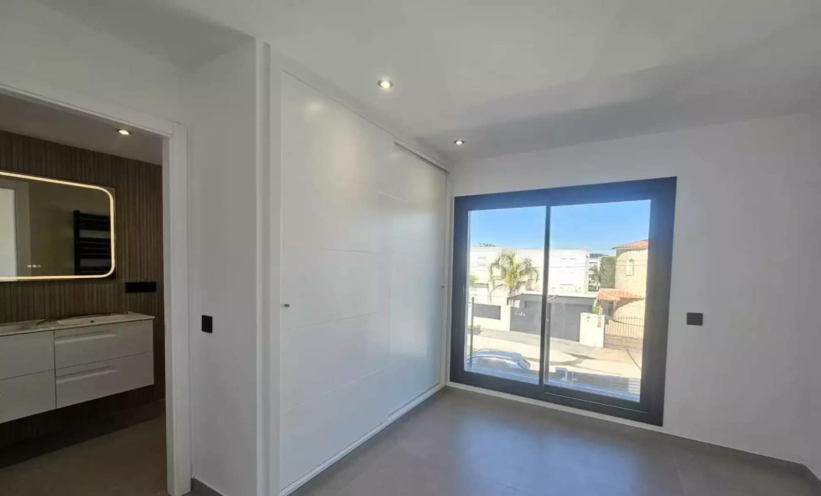 3 soveværelse Villa til salg i Empuriabrava med swimmingpool garage - € 1.199.000 (Ref: 9861722)