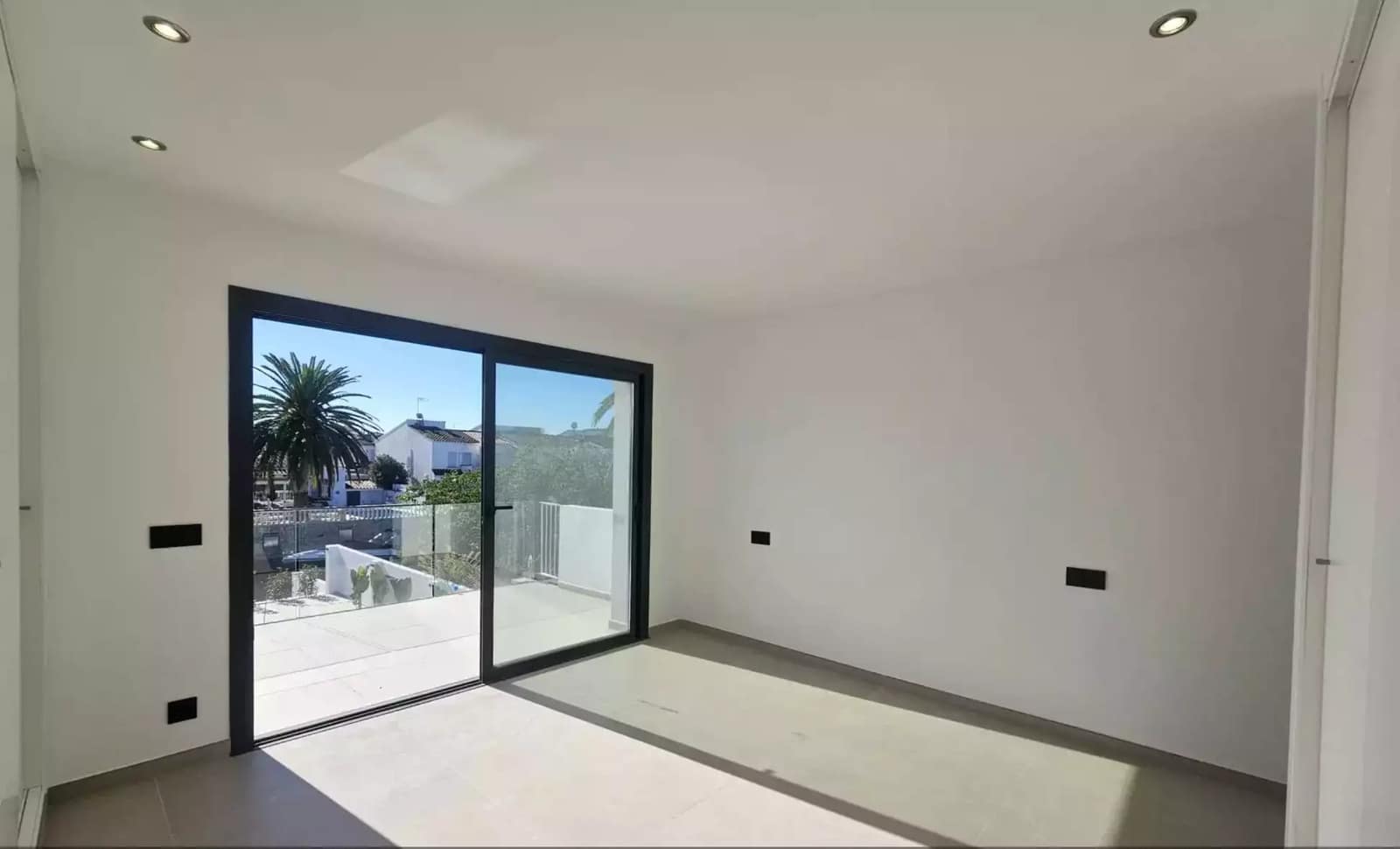 3 soveværelse Villa til salg i Empuriabrava med swimmingpool garage - € 1.199.000 (Ref: 9861722)