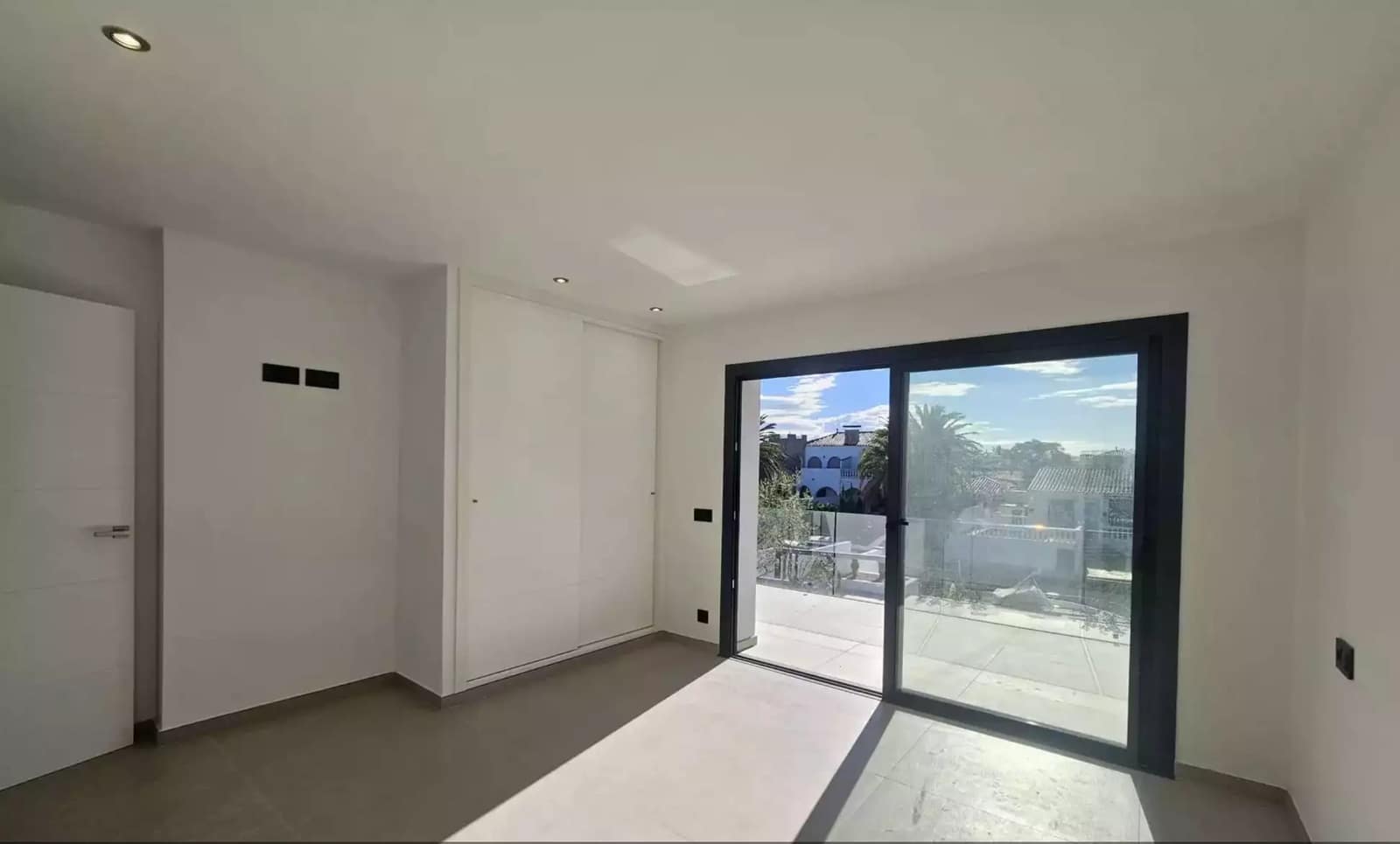 3 soveværelse Villa til salg i Empuriabrava med swimmingpool garage - € 1.199.000 (Ref: 9861722)