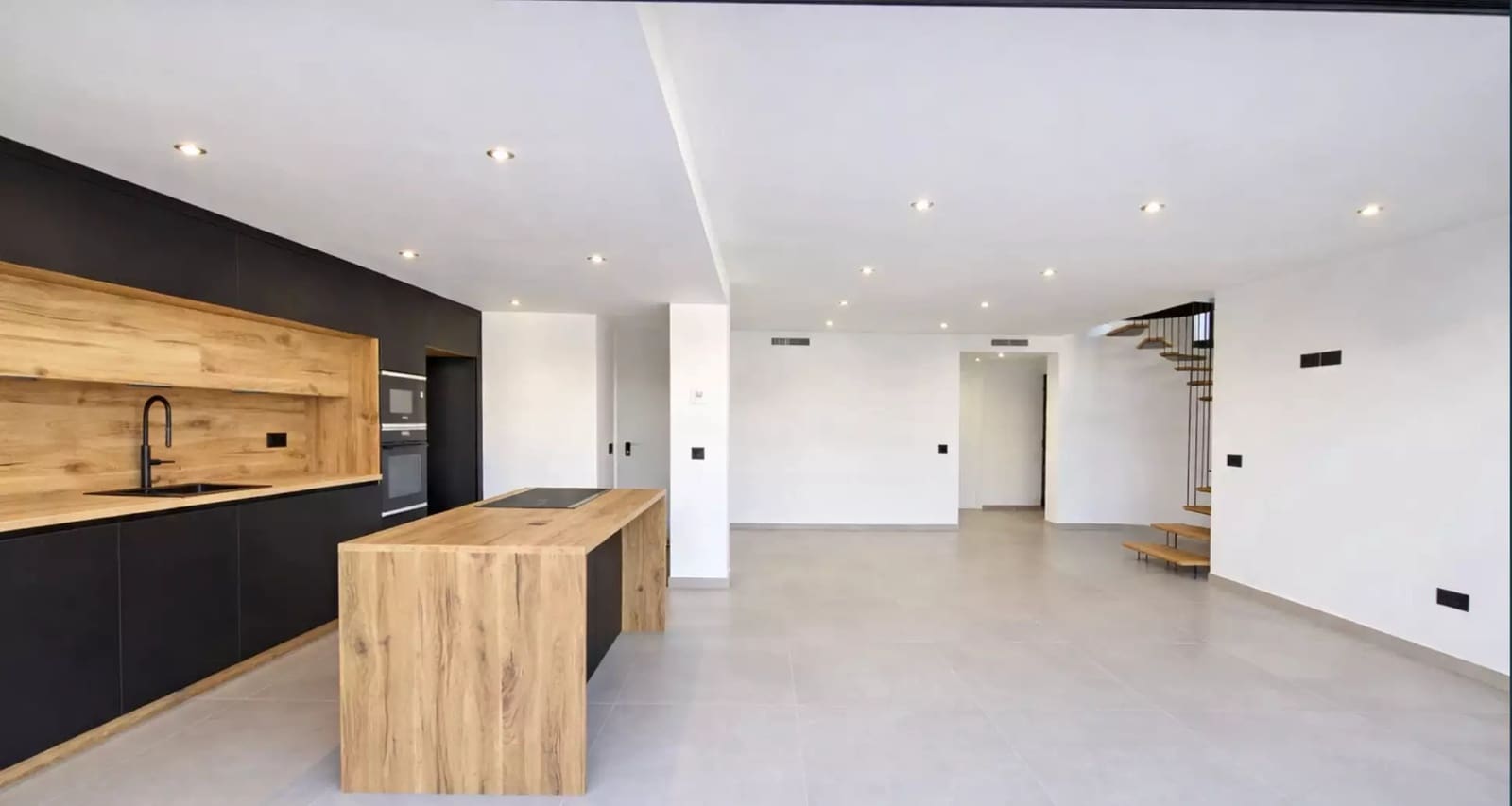 3 soveværelse Villa til salg i Empuriabrava med swimmingpool garage - € 1.199.000 (Ref: 9861722)