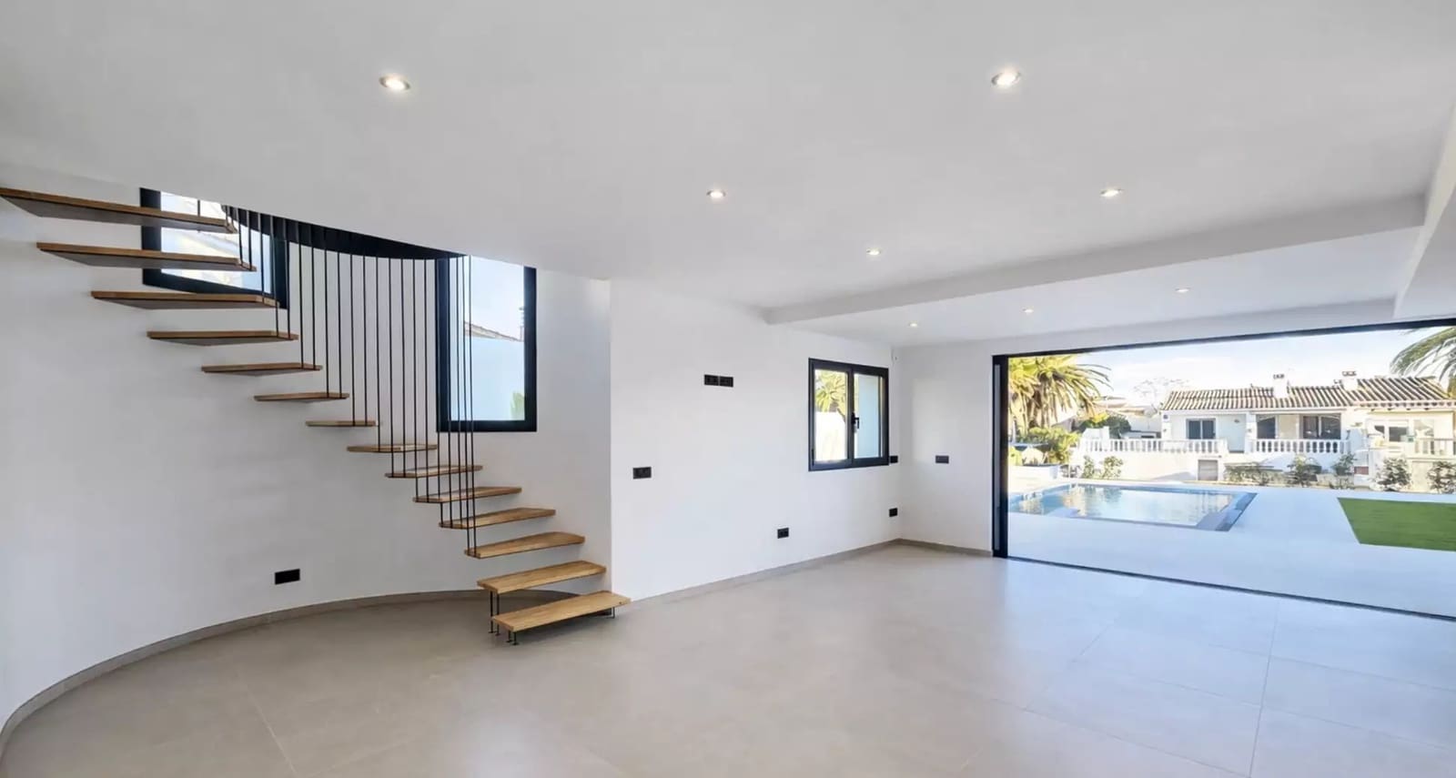 3 soveværelse Villa til salg i Empuriabrava med swimmingpool garage - € 1.199.000 (Ref: 9861722)