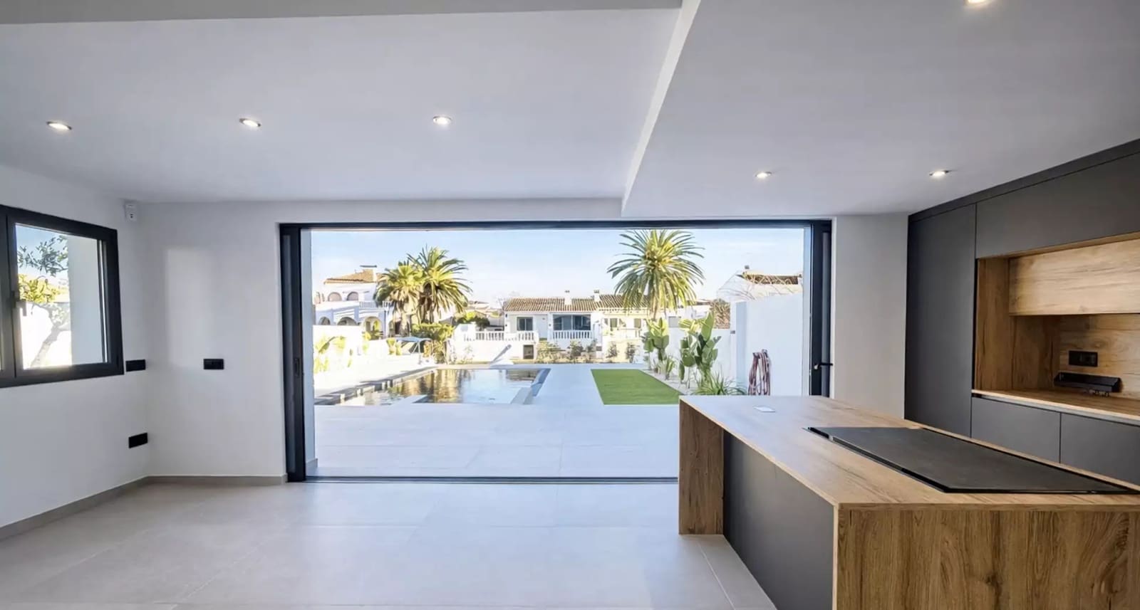 3 soveværelse Villa til salg i Empuriabrava med swimmingpool garage - € 1.199.000 (Ref: 9861722)