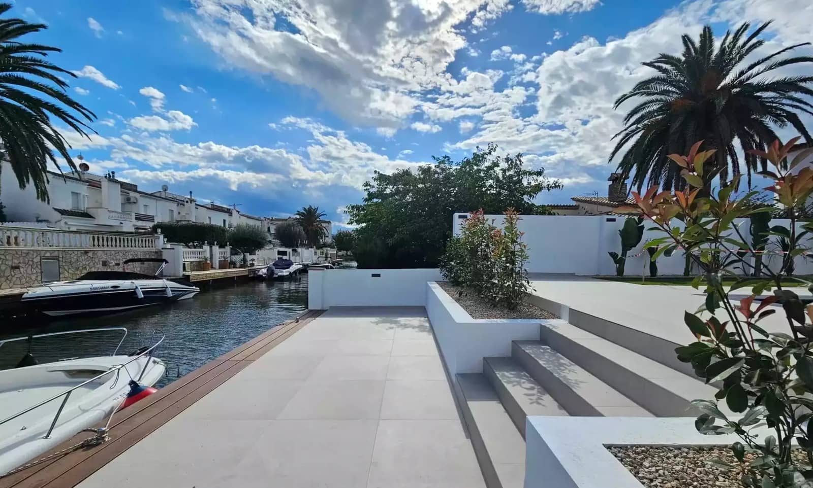 3 soveværelse Villa til salg i Empuriabrava med swimmingpool garage - € 1.199.000 (Ref: 9861722)