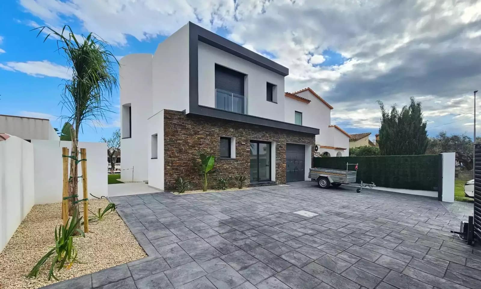 3 soveværelse Villa til salg i Empuriabrava med swimmingpool garage - € 1.199.000 (Ref: 9861722)