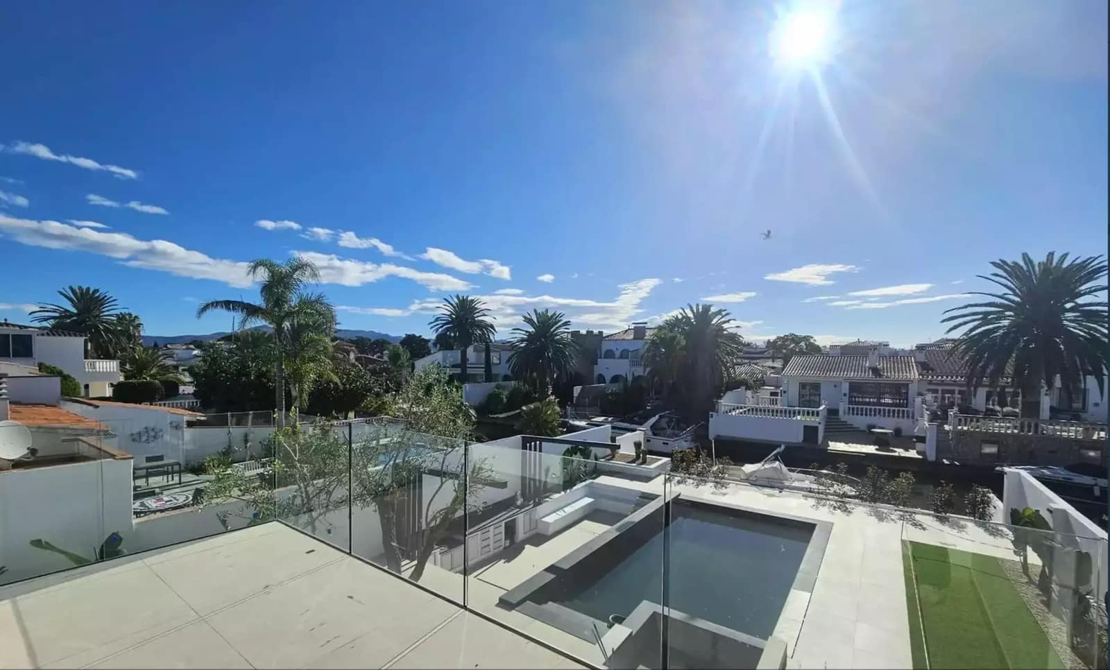 3 soveværelse Villa til salg i Empuriabrava med swimmingpool garage - € 1.199.000 (Ref: 9861722)