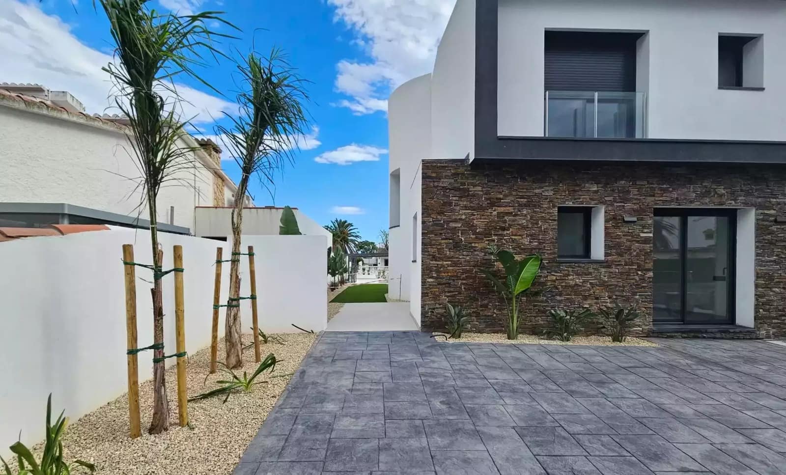 3 soveværelse Villa til salg i Empuriabrava med swimmingpool garage - € 1.199.000 (Ref: 9861722)