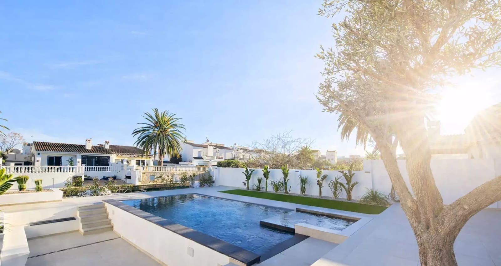 3 soveværelse Villa til salg i Empuriabrava med swimmingpool garage - € 1.199.000 (Ref: 9861722)