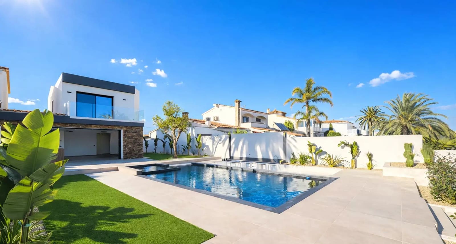 3 soveværelse Villa til salg i Empuriabrava med swimmingpool garage - € 1.199.000 (Ref: 9861722)