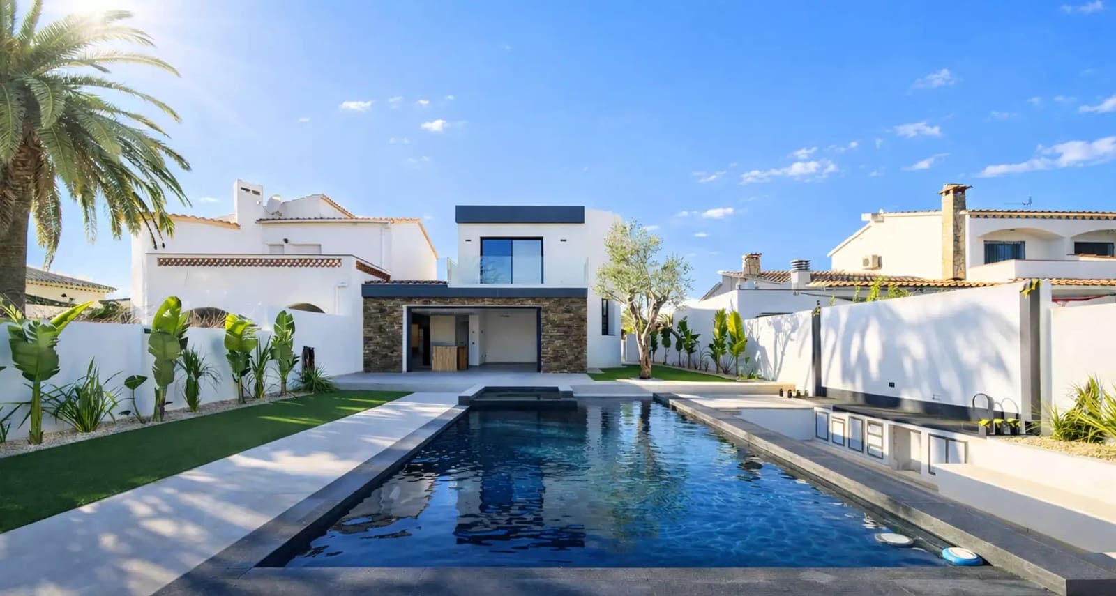 3 soveværelse Villa til salg i Empuriabrava med swimmingpool garage - € 1.199.000 (Ref: 9861722)