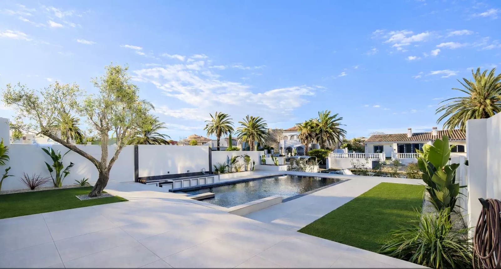 3 soveværelse Villa til salg i Empuriabrava med swimmingpool garage - € 1.199.000 (Ref: 9861722)