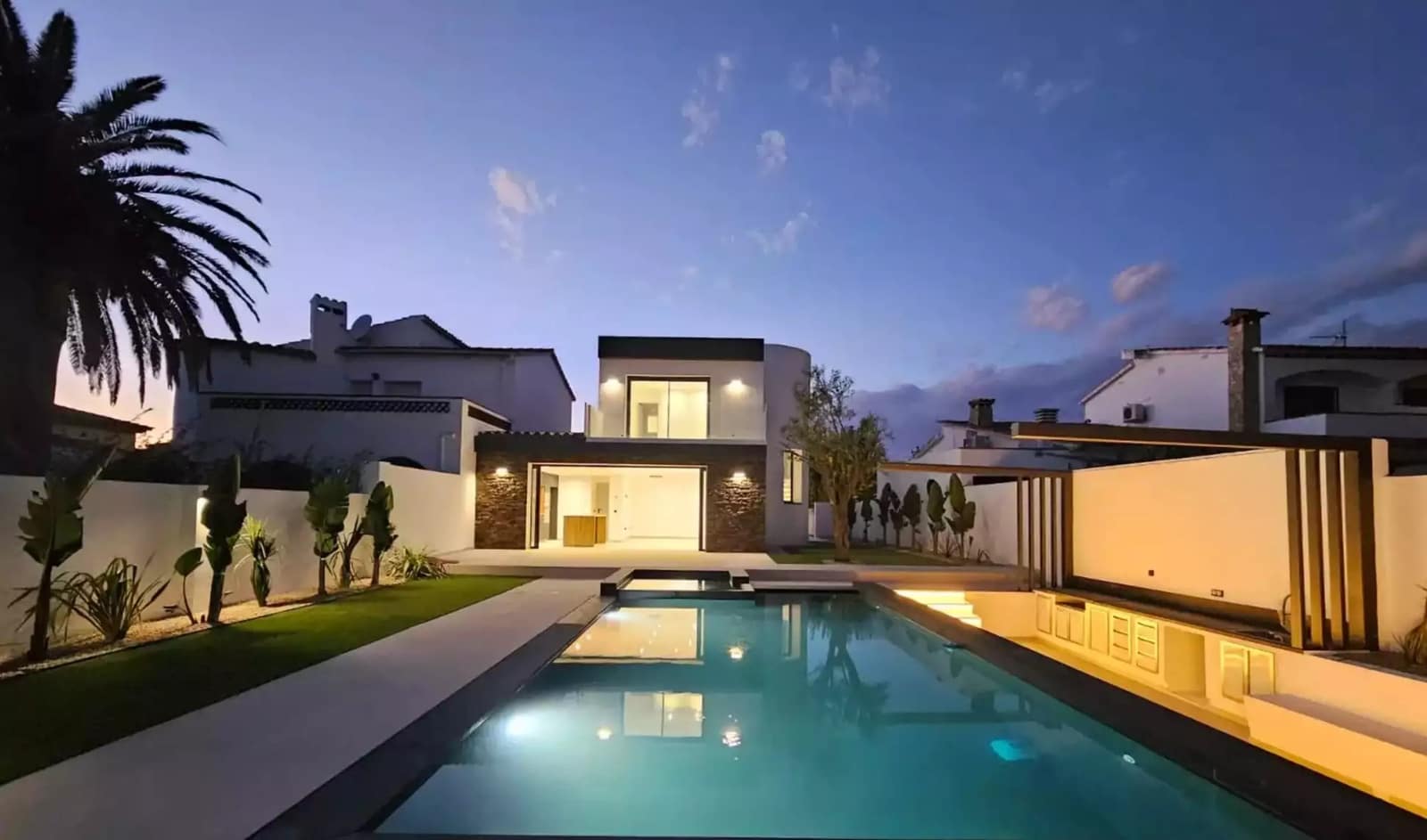 3 soveværelse Villa til salg i Empuriabrava med swimmingpool garage - € 1.199.000 (Ref: 9861722)