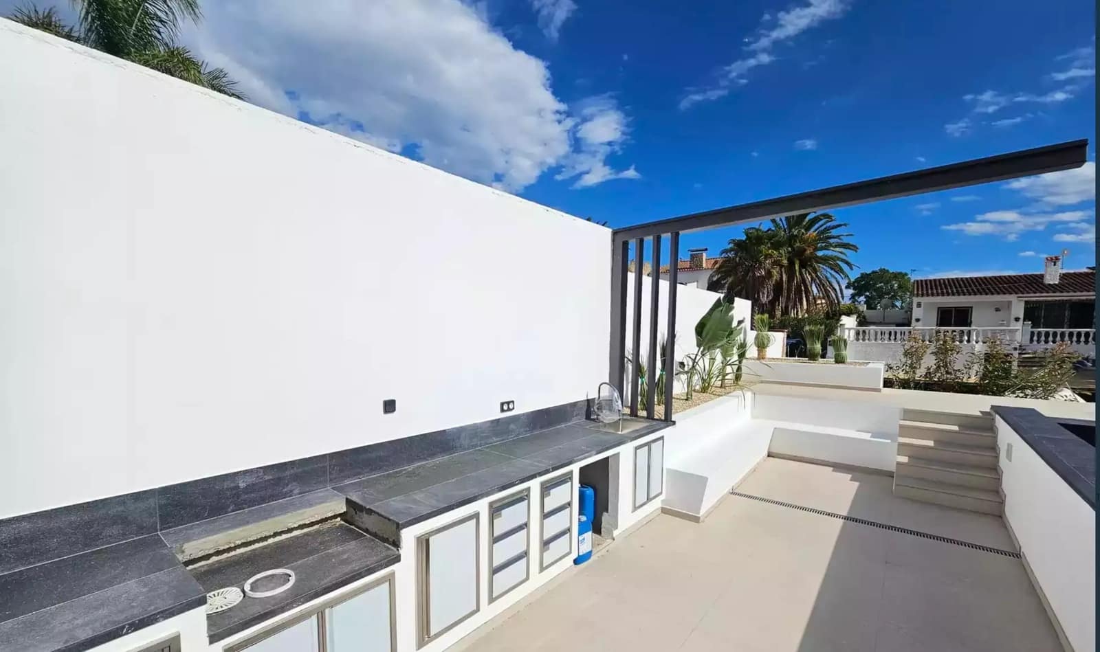 3 soveværelse Villa til salg i Empuriabrava med swimmingpool garage - € 1.199.000 (Ref: 9861722)